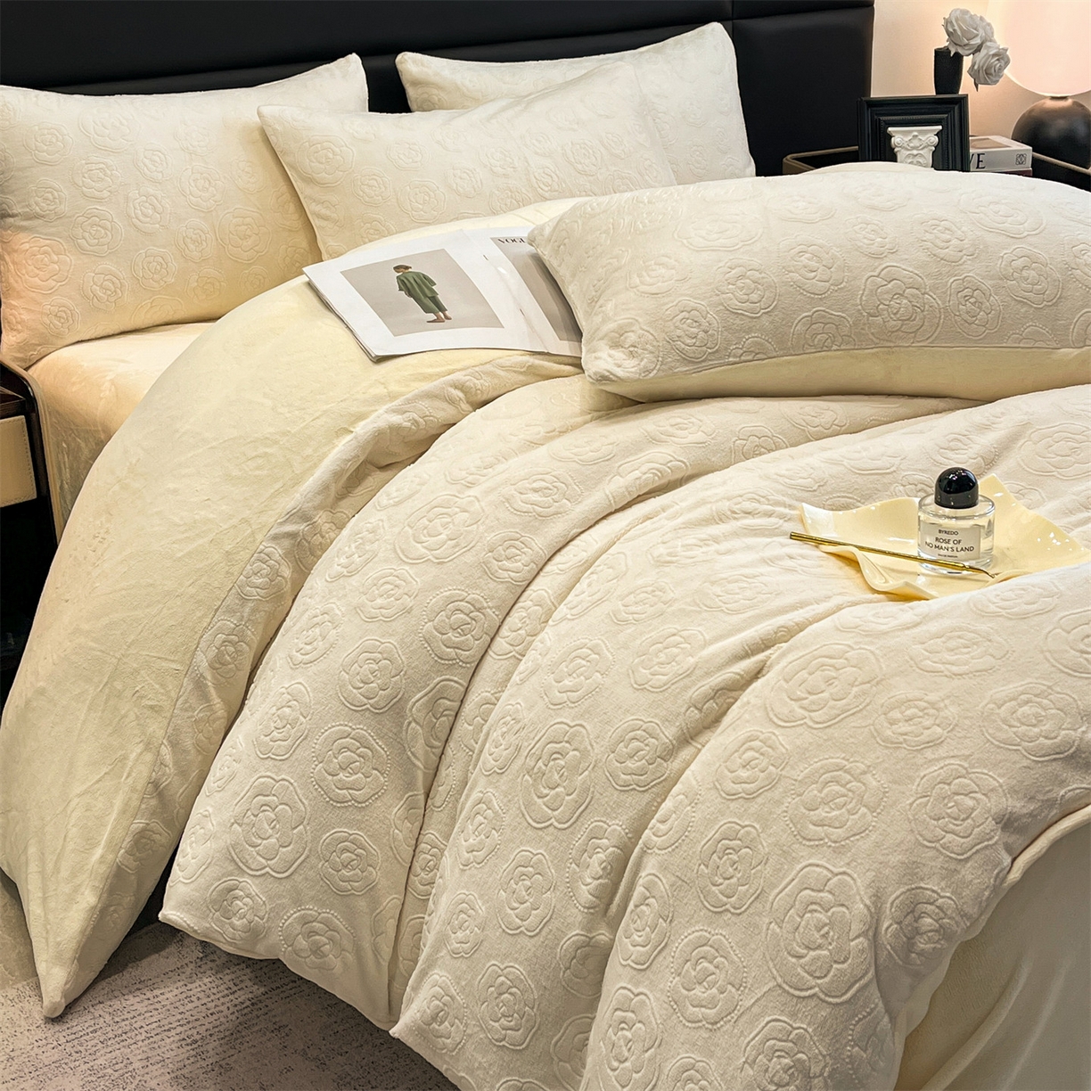 91家纺网 家纺一手货源 找家纺 星座家纺 2025新款牛奶绒雕花四件套 山茶花-白