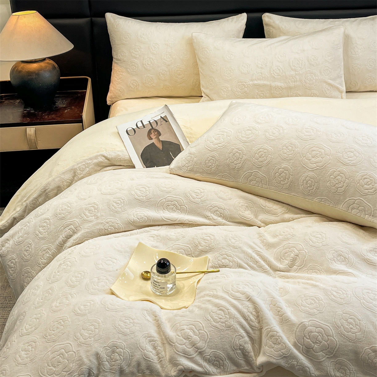 91家纺网 家纺一手货源 找家纺 星座家纺 2025新款牛奶绒雕花四件套 山茶花-白