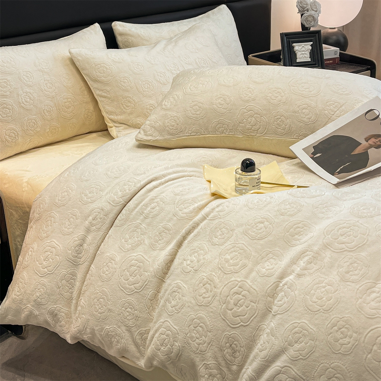 91家纺网 家纺一手货源 找家纺 星座家纺 2025新款牛奶绒雕花四件套 山茶花-白