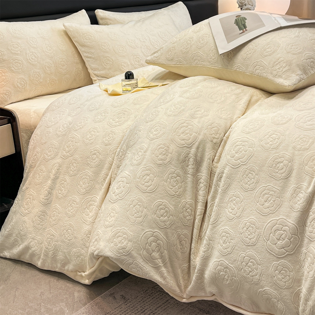 91家纺网 家纺一手货源 找家纺 星座家纺 2025新款牛奶绒雕花四件套 山茶花-白