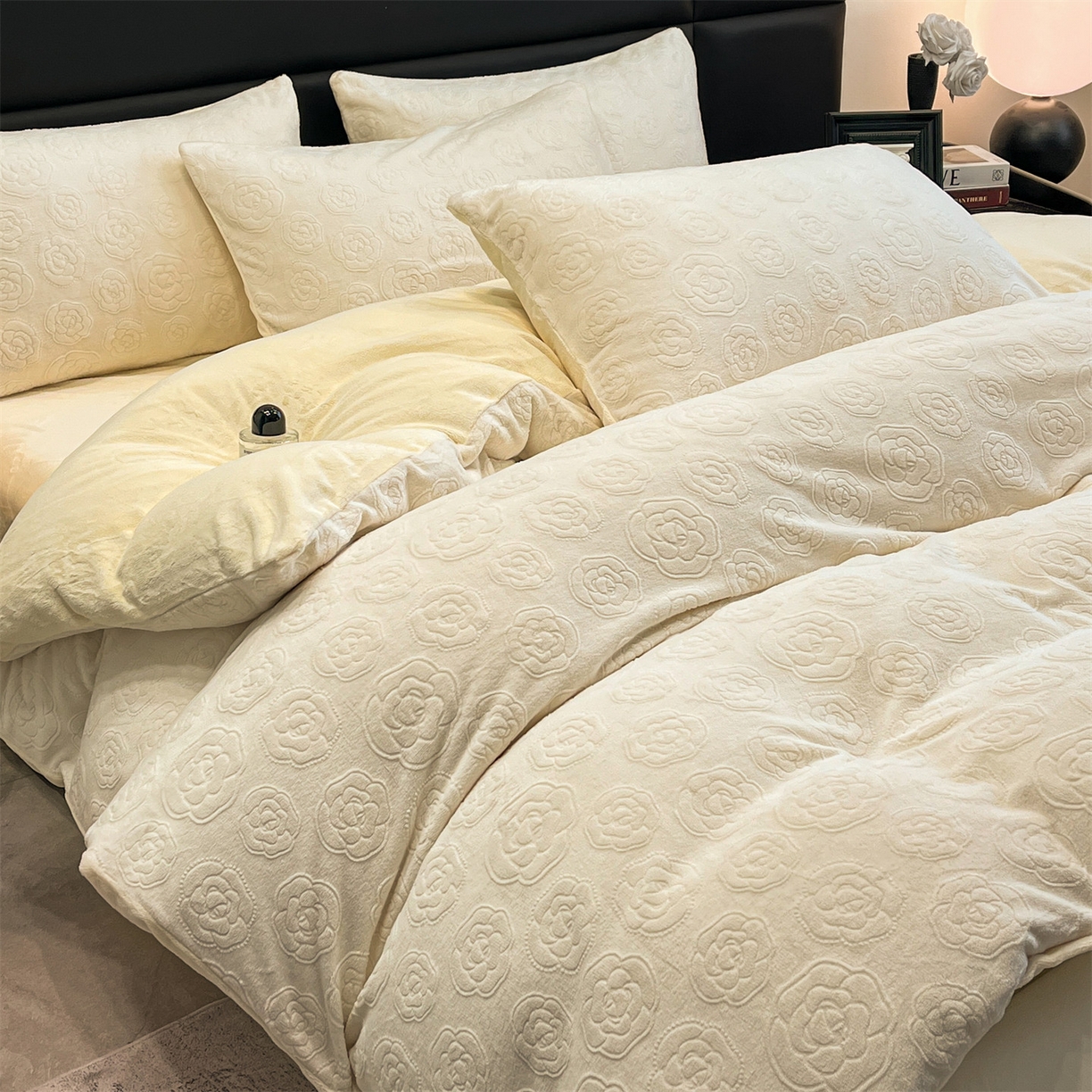 91家纺网 家纺一手货源 找家纺 星座家纺 2025新款牛奶绒雕花四件套 山茶花-白