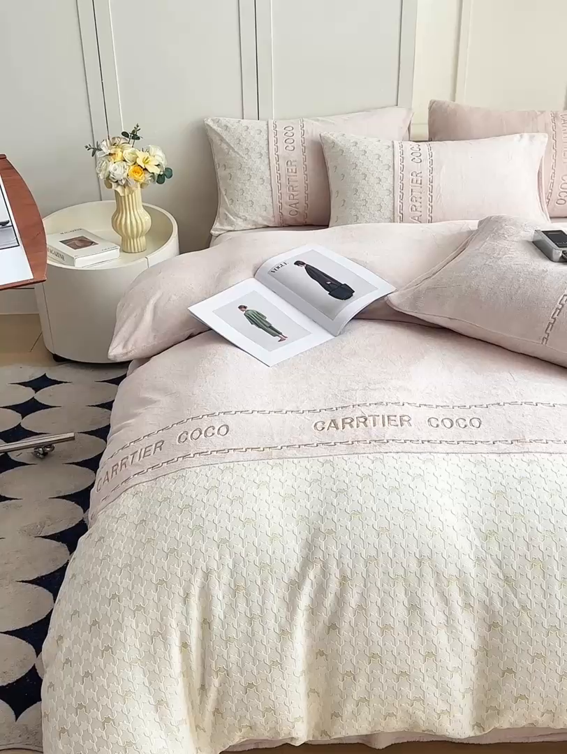 91家纺网 家纺一手货源 找家纺 （总）灰鲸 2025新款牛奶绒拼接刺绣雕花套件-贝娜