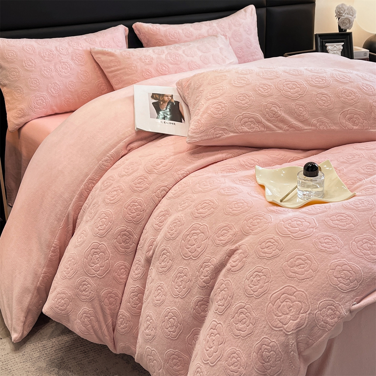 91家纺网 家纺一手货源 找家纺 星座家纺 2025新款牛奶绒雕花四件套 山茶花-粉