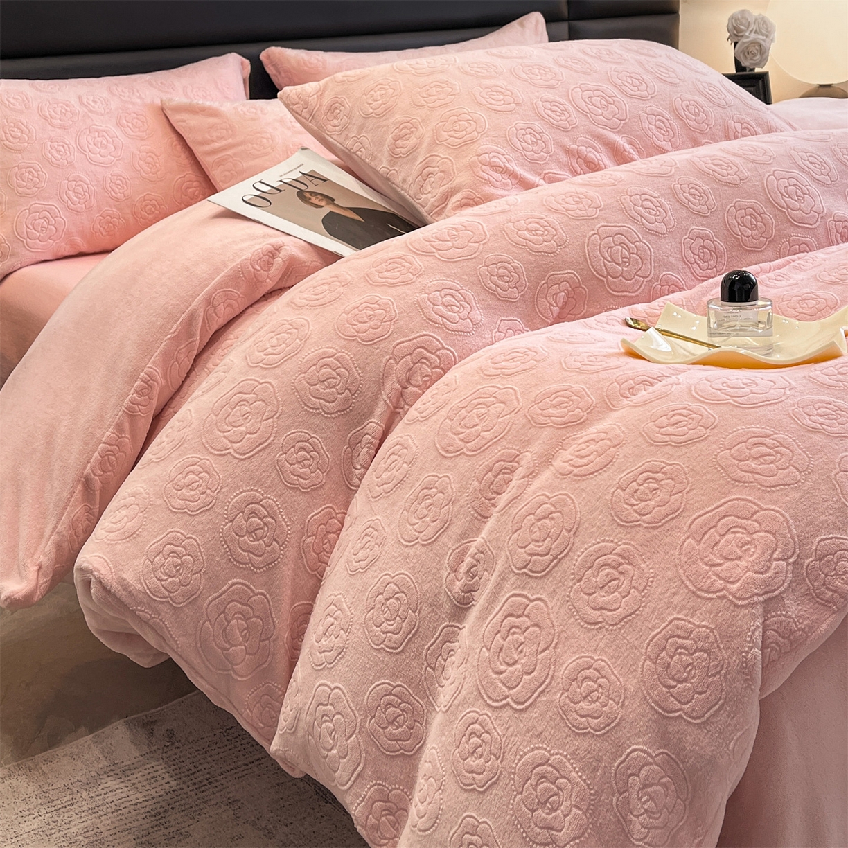 91家纺网 家纺一手货源 找家纺 星座家纺 2025新款牛奶绒雕花四件套 山茶花-粉