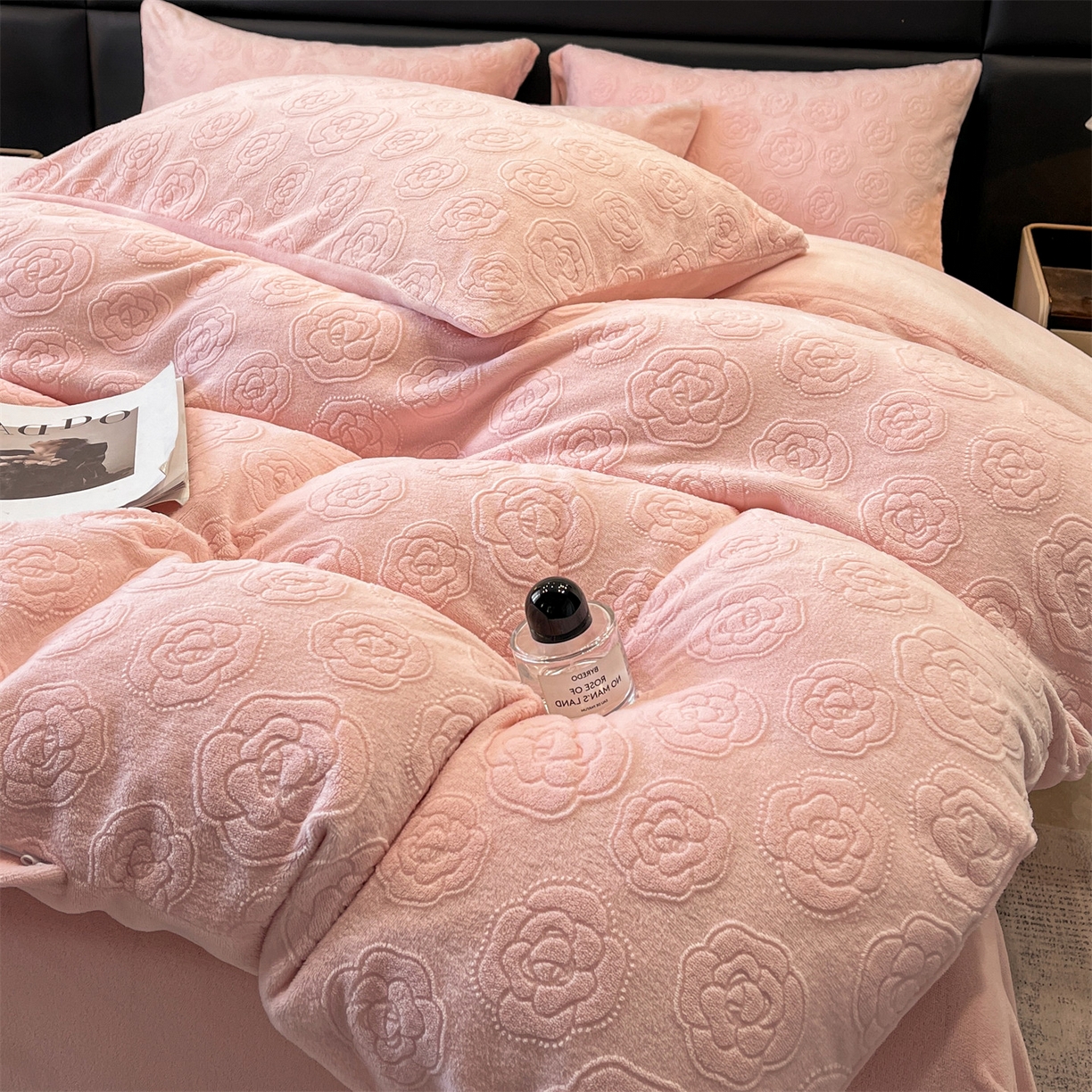 91家纺网 家纺一手货源 找家纺 星座家纺 2025新款牛奶绒雕花四件套 山茶花-粉