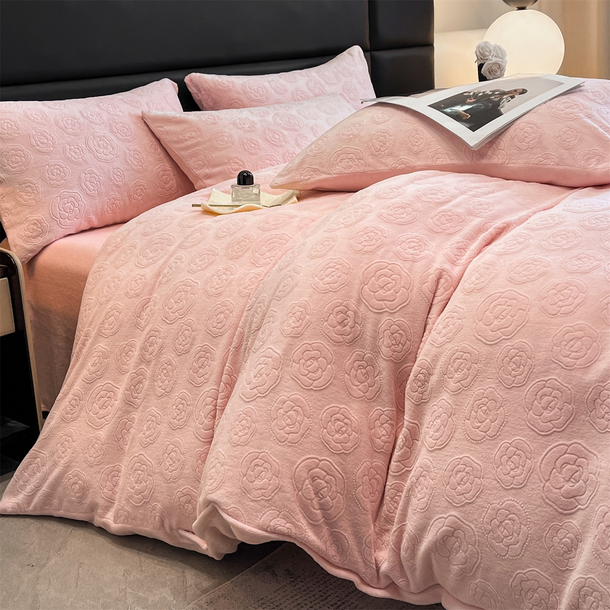 91家纺网 家纺一手货源 找家纺 星座家纺 2025新款牛奶绒雕花四件套 山茶花-粉