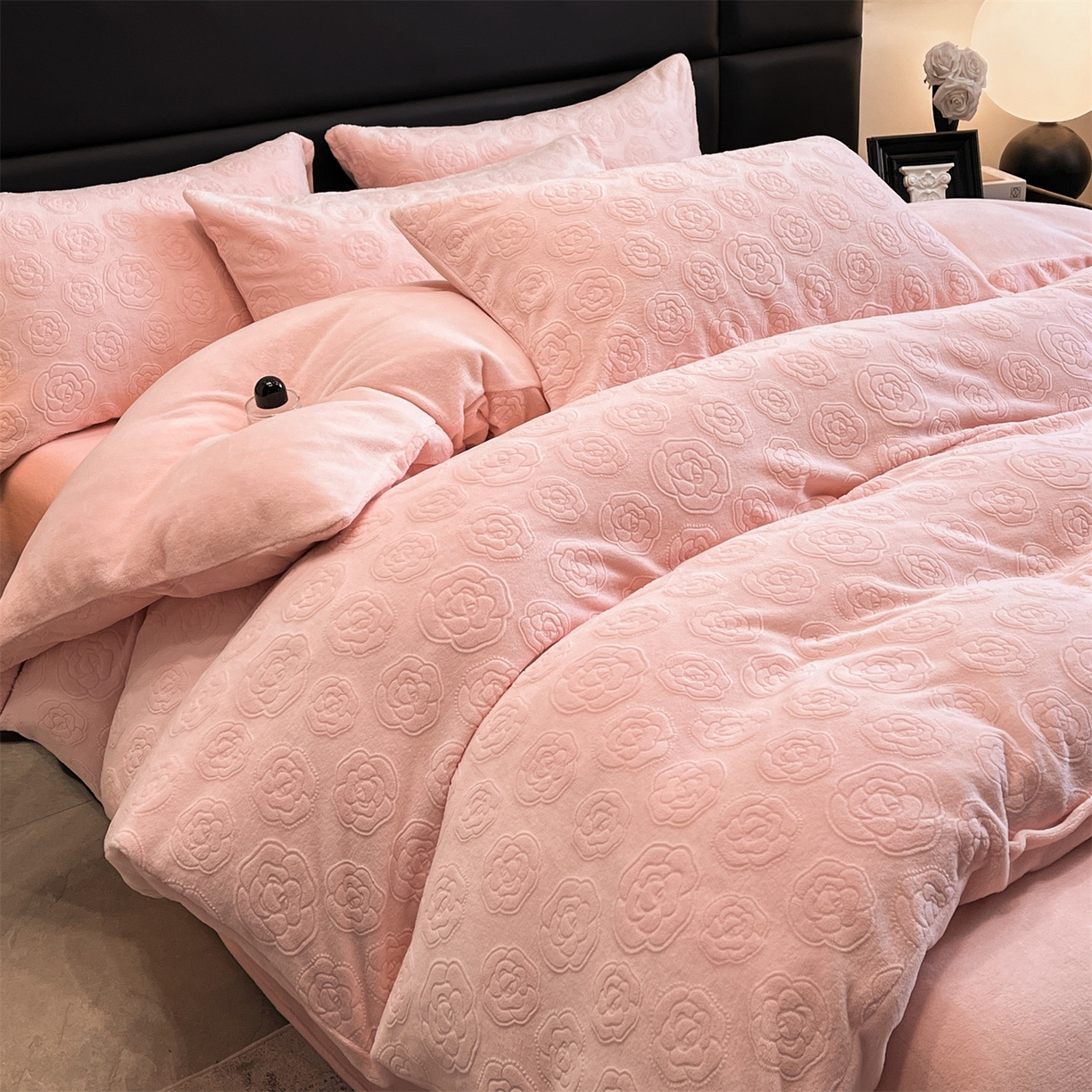 91家纺网 家纺一手货源 找家纺 星座家纺 2025新款牛奶绒雕花四件套 山茶花-粉