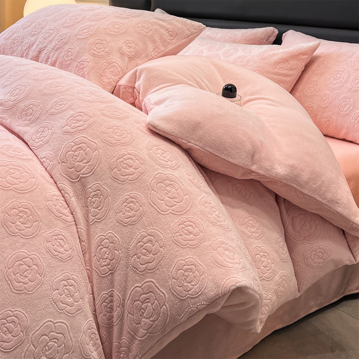 91家纺网 家纺一手货源 找家纺 星座家纺 2025新款牛奶绒雕花四件套 山茶花-粉