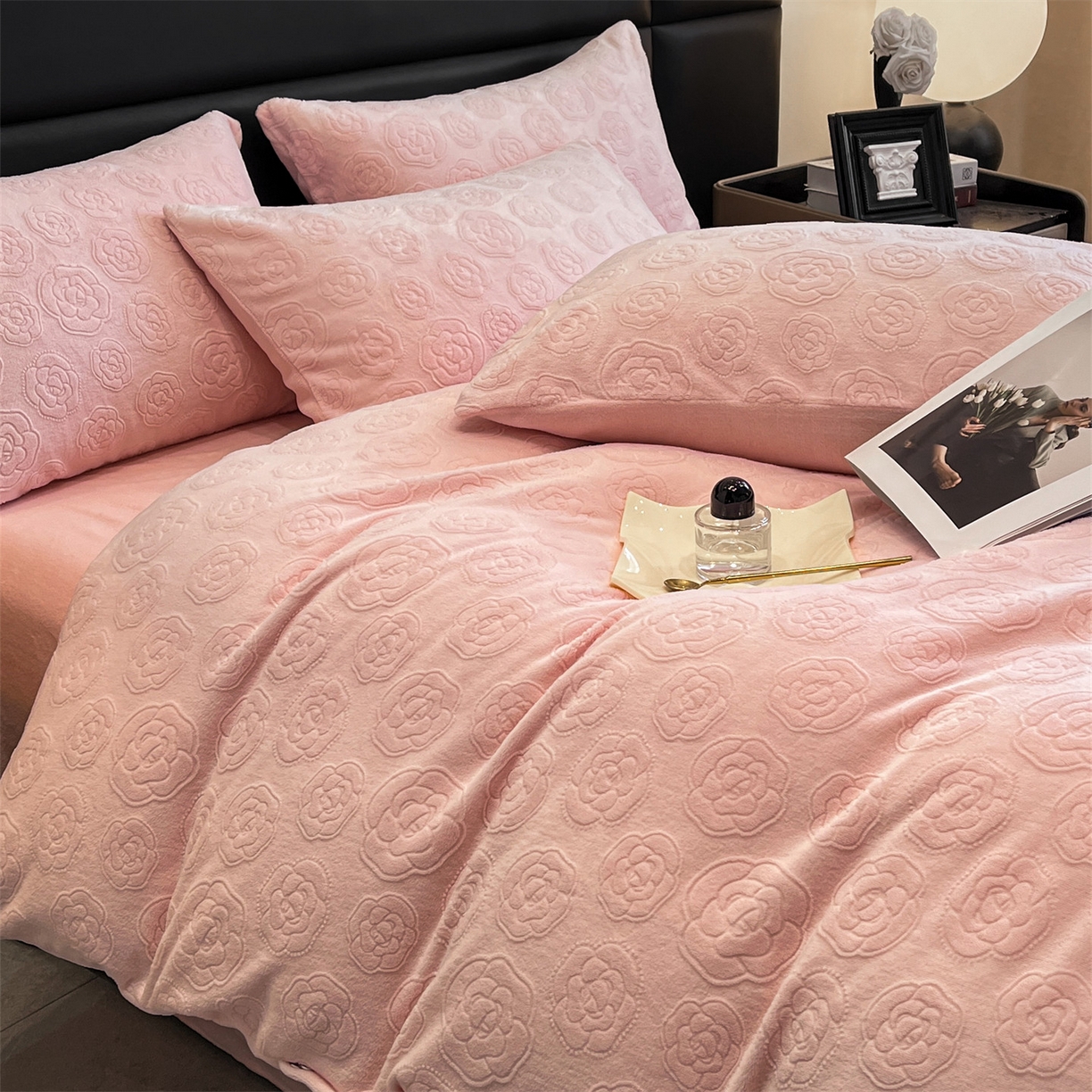 91家纺网 家纺一手货源 找家纺 星座家纺 2025新款牛奶绒雕花四件套 山茶花-粉