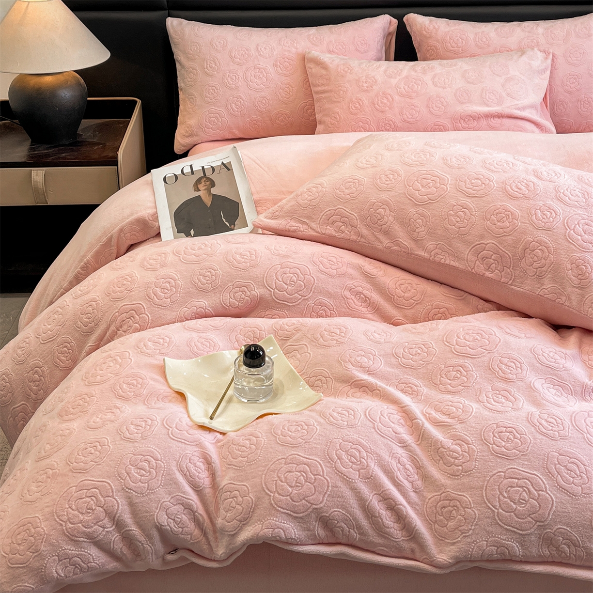 91家纺网 家纺一手货源 找家纺 星座家纺 2025新款牛奶绒雕花四件套 山茶花-粉