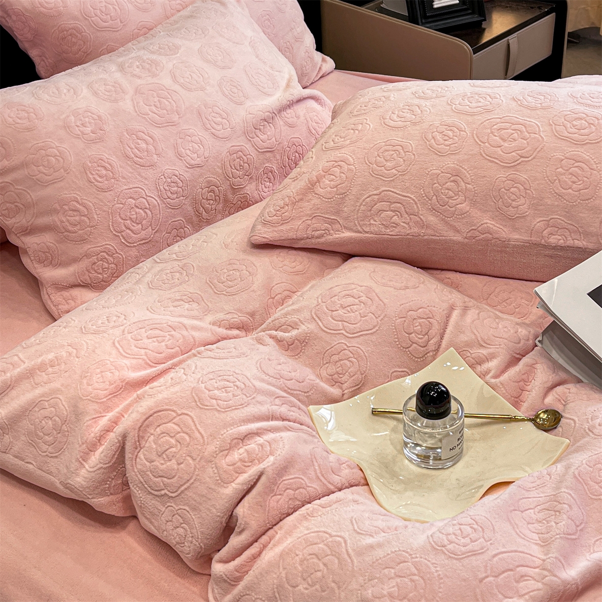 91家纺网 家纺一手货源 找家纺 星座家纺 2025新款牛奶绒雕花四件套 山茶花-粉