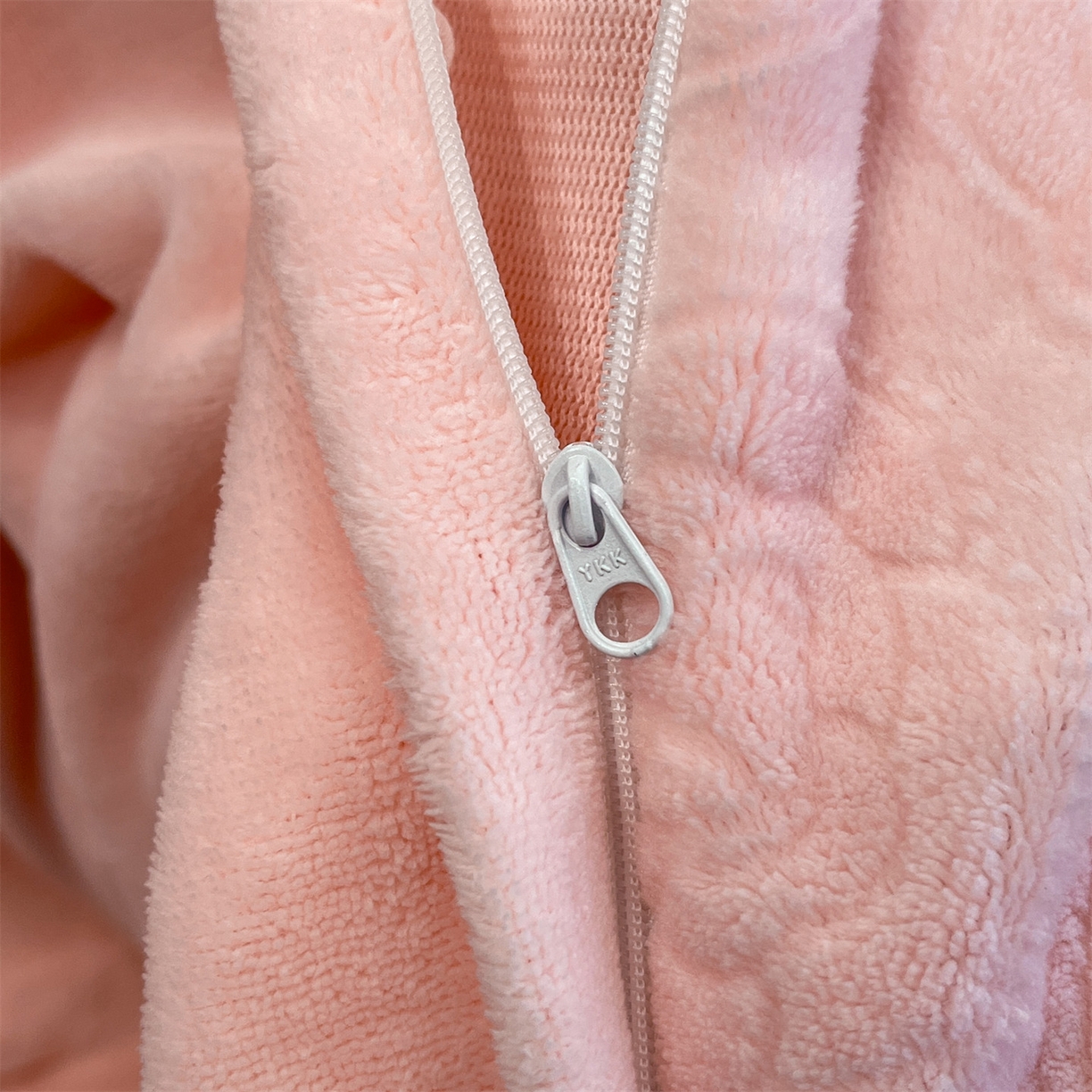 91家纺网 家纺一手货源 找家纺 星座家纺 2025新款牛奶绒雕花四件套 山茶花-粉