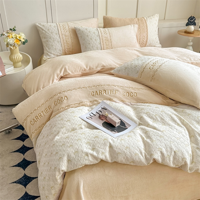 91家纺网 家纺一手货源 找家纺 （总）灰鲸 2025新款牛奶绒拼接刺绣雕花套件-贝娜