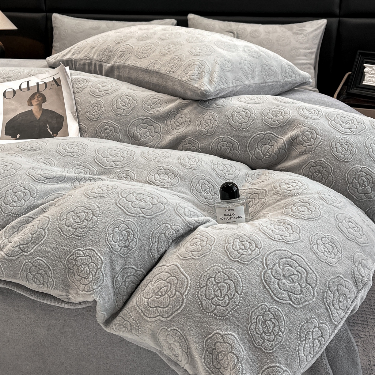 91家纺网 家纺一手货源 找家纺 星座家纺 2025新款牛奶绒雕花四件套 山茶花-灰