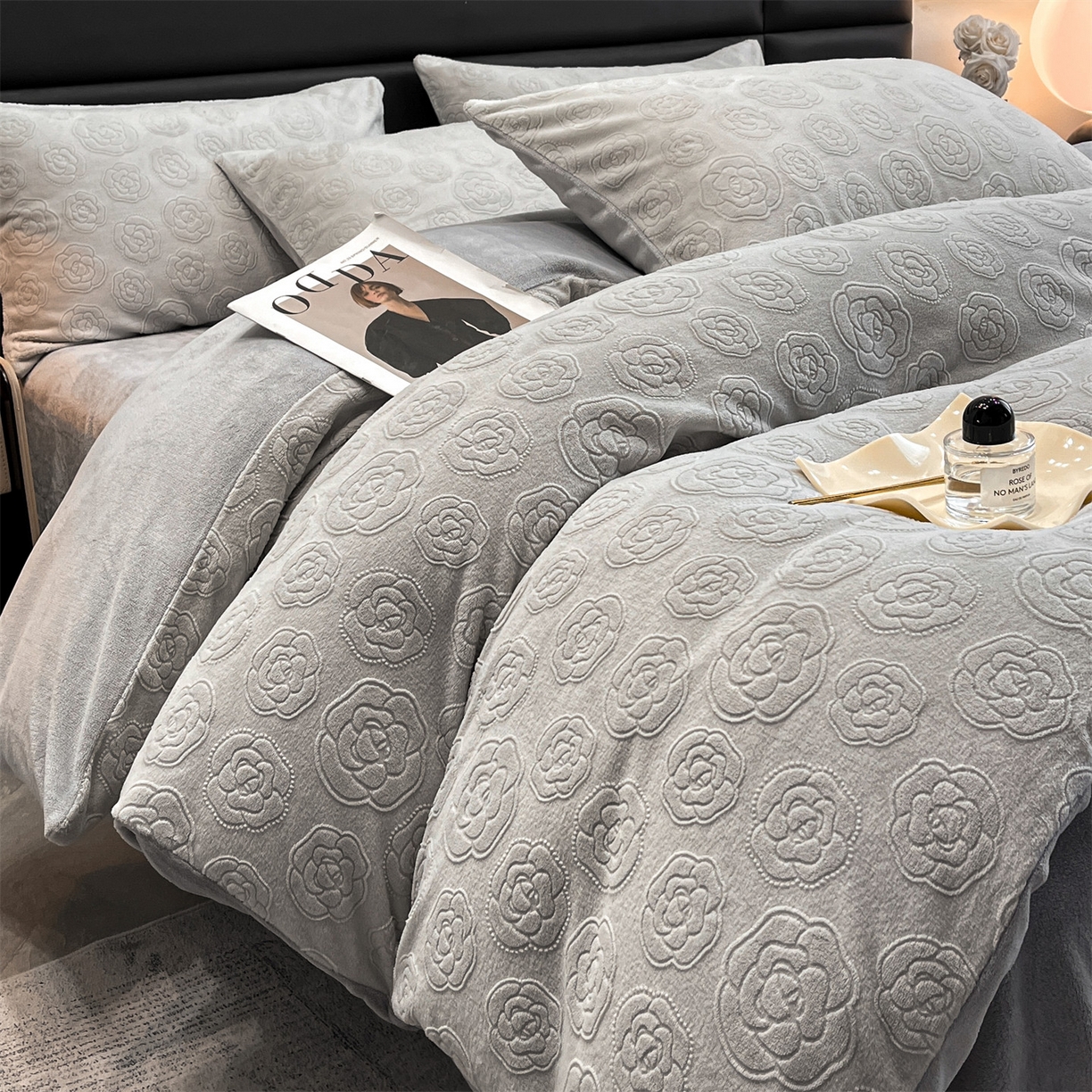 91家纺网 家纺一手货源 找家纺 星座家纺 2025新款牛奶绒雕花四件套 山茶花-灰