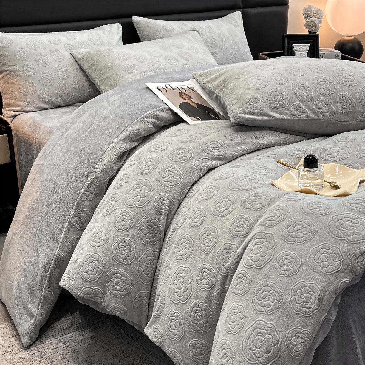 91家纺网 家纺一手货源 找家纺 星座家纺 2025新款牛奶绒雕花四件套 山茶花-灰