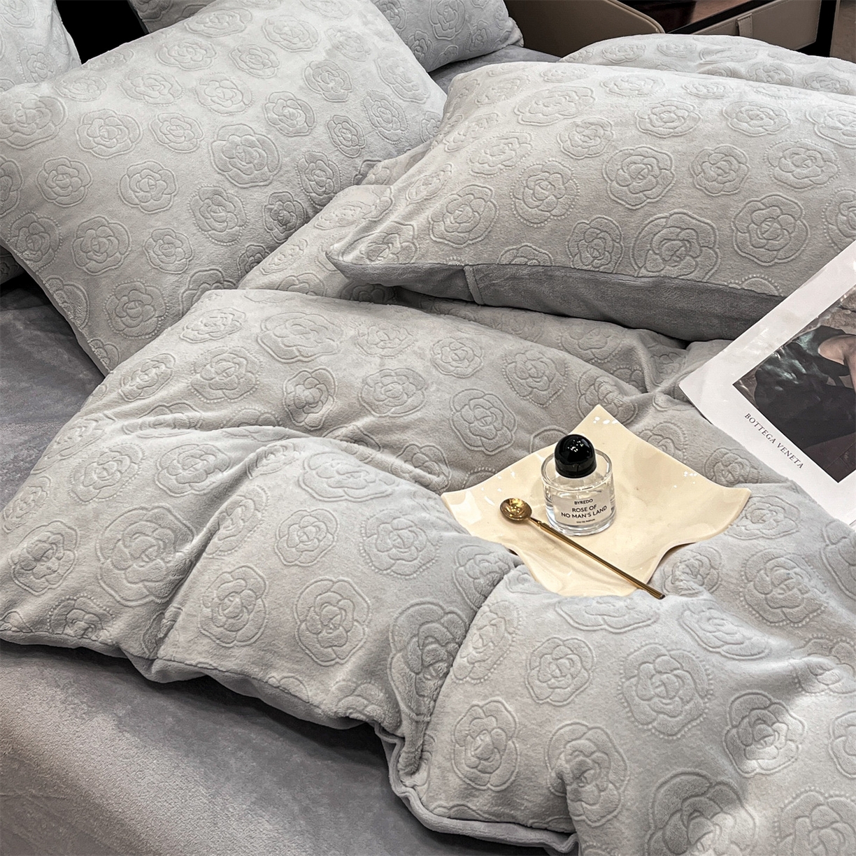 91家纺网 家纺一手货源 找家纺 星座家纺 2025新款牛奶绒雕花四件套 山茶花-灰