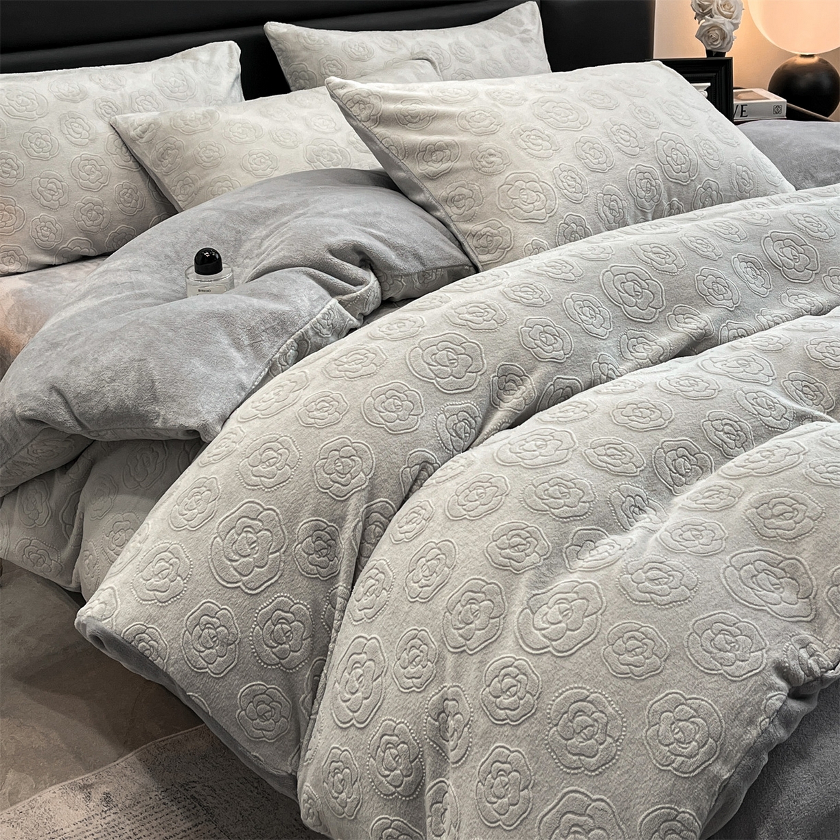 91家纺网 家纺一手货源 找家纺 星座家纺 2025新款牛奶绒雕花四件套 山茶花-灰