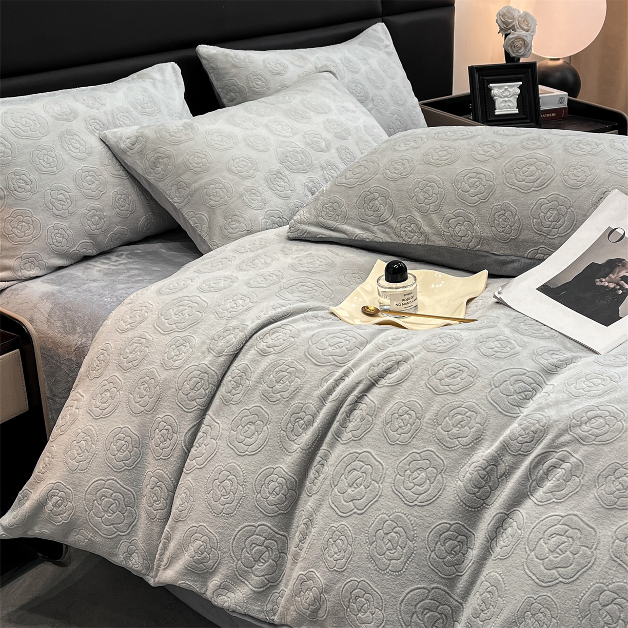 91家纺网 家纺一手货源 找家纺 星座家纺 2025新款牛奶绒雕花四件套 山茶花-灰