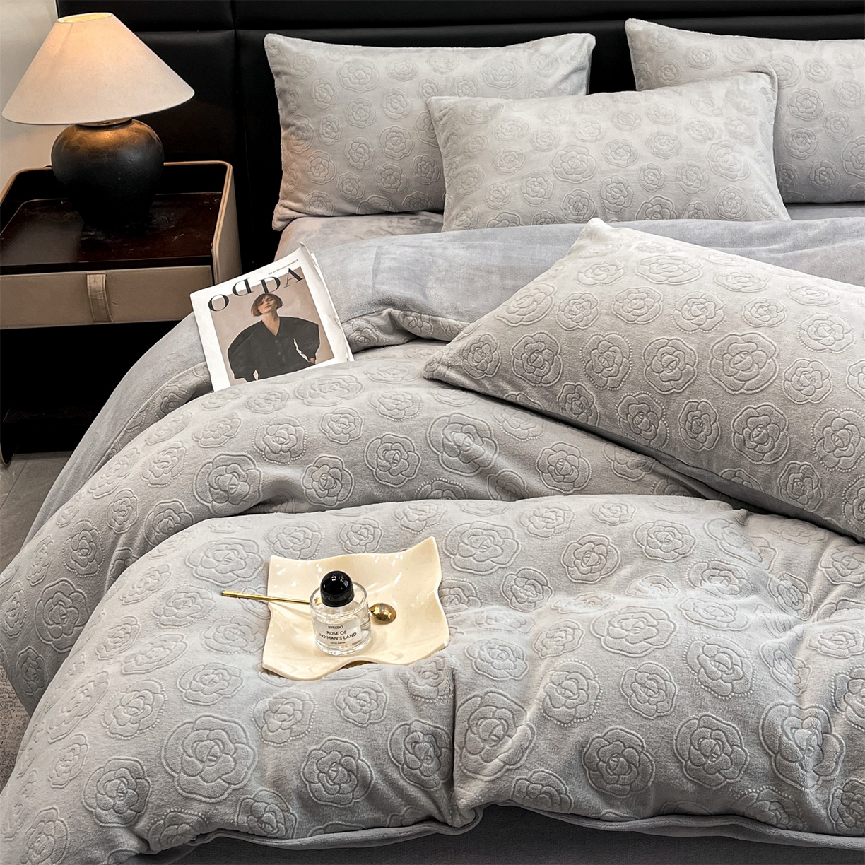 91家纺网 家纺一手货源 找家纺 星座家纺 2025新款牛奶绒雕花四件套 山茶花-灰