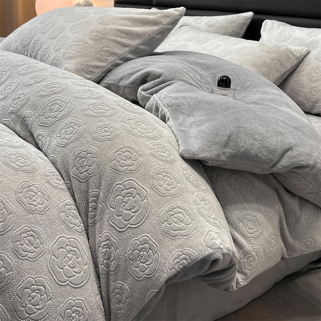 91家纺网 家纺一手货源 找家纺 星座家纺 2025新款牛奶绒雕花四件套 山茶花-灰