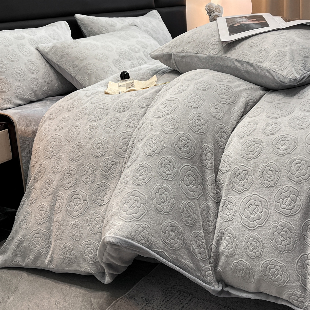 91家纺网 家纺一手货源 找家纺 星座家纺 2025新款牛奶绒雕花四件套 山茶花-灰