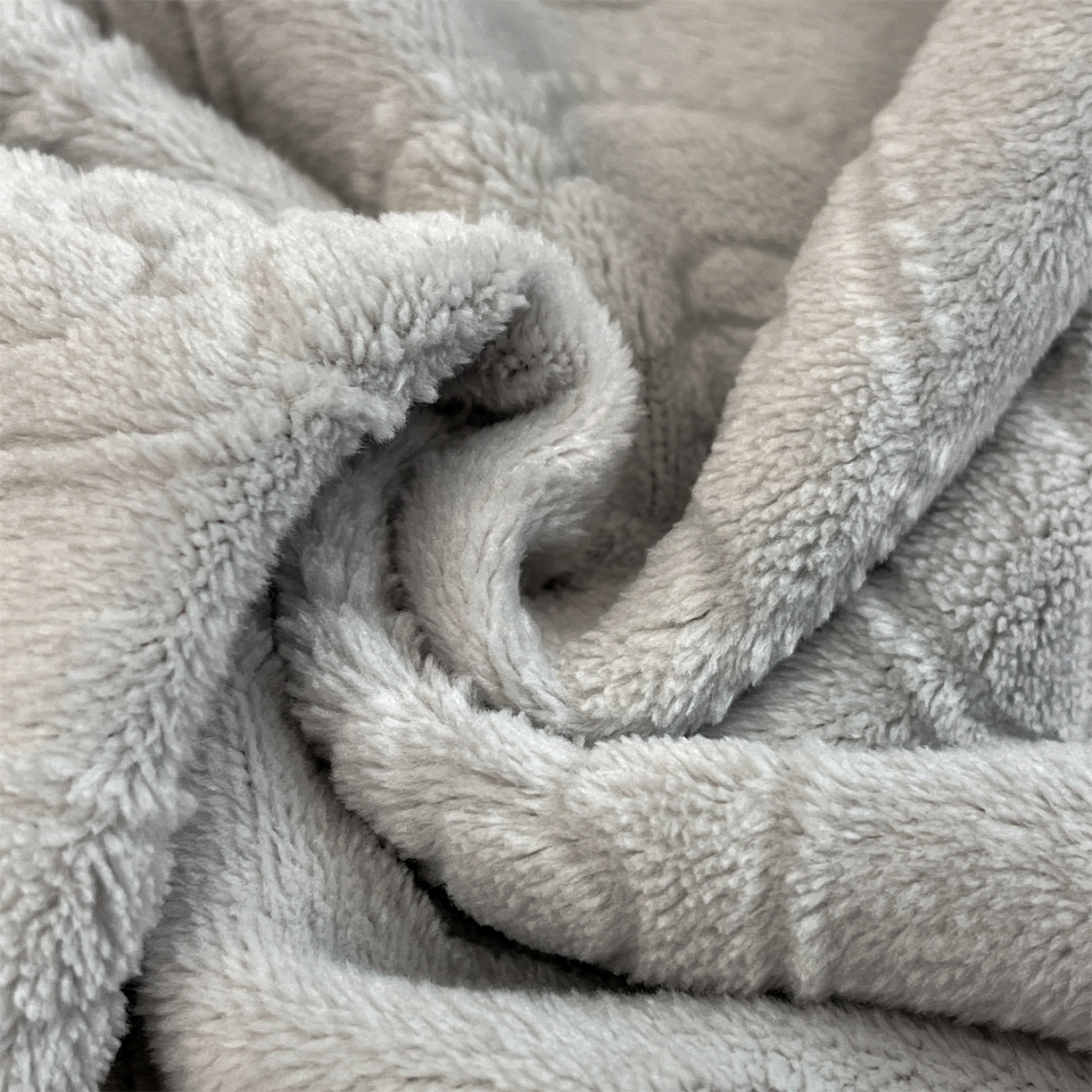 91家纺网 家纺一手货源 找家纺 星座家纺 2025新款牛奶绒雕花四件套 山茶花-灰