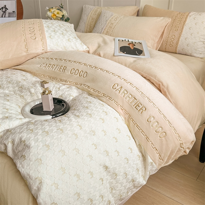 91家纺网 家纺一手货源 找家纺 （总）灰鲸 2025新款牛奶绒拼接刺绣雕花套件-贝娜