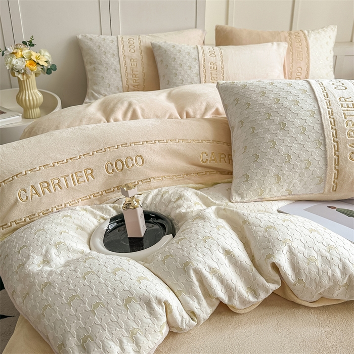 91家纺网 家纺一手货源 找家纺 （总）灰鲸 2025新款牛奶绒拼接刺绣雕花套件-贝娜