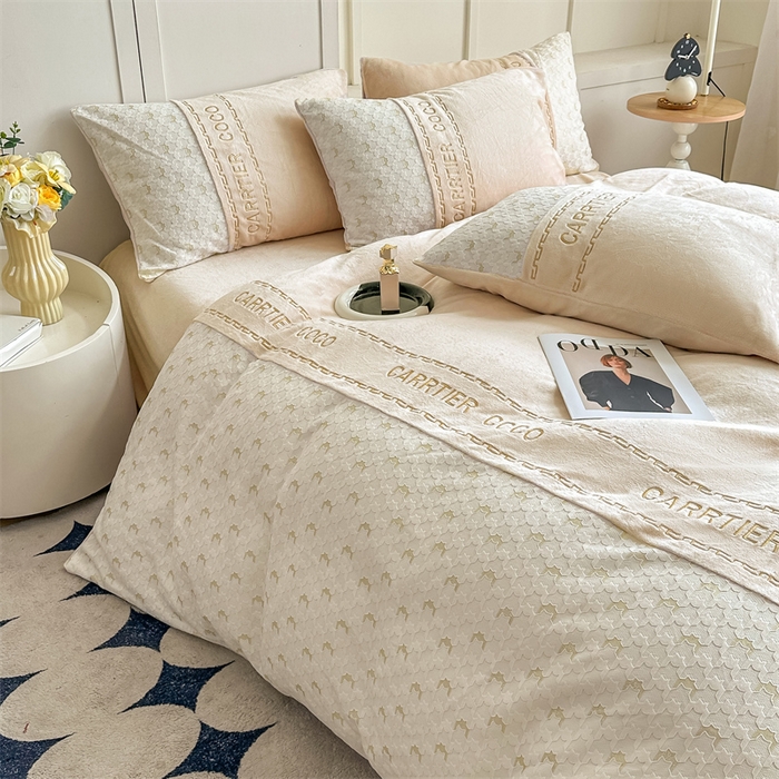 91家纺网 家纺一手货源 找家纺 （总）灰鲸 2025新款牛奶绒拼接刺绣雕花套件-贝娜