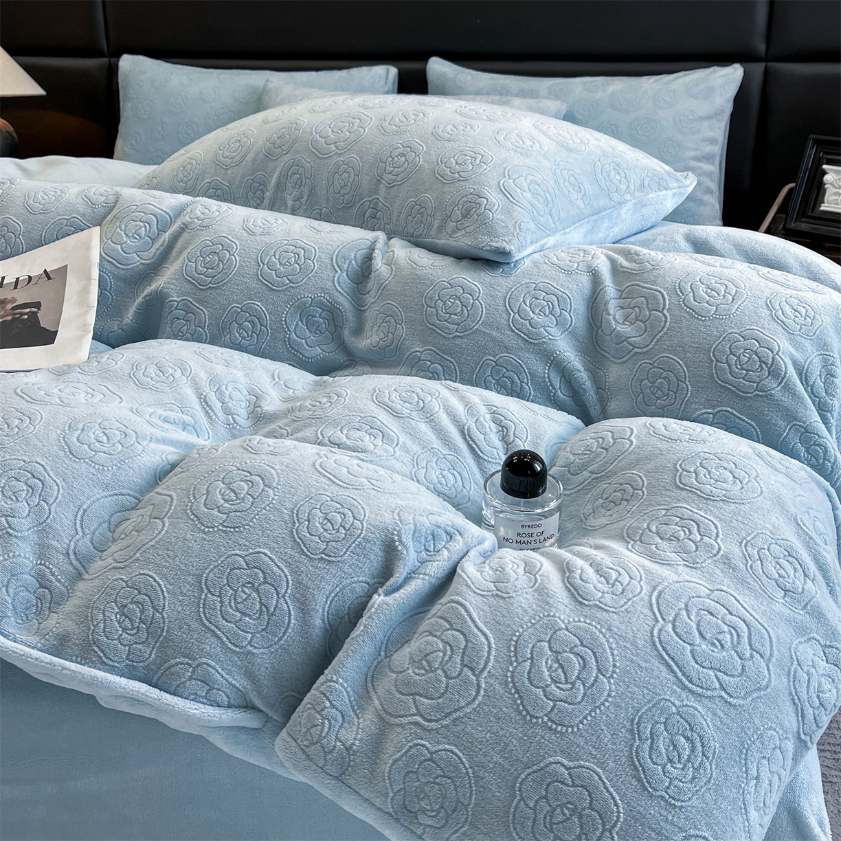 91家纺网 家纺一手货源 找家纺 星座家纺 2025新款牛奶绒雕花四件套 山茶花-蓝