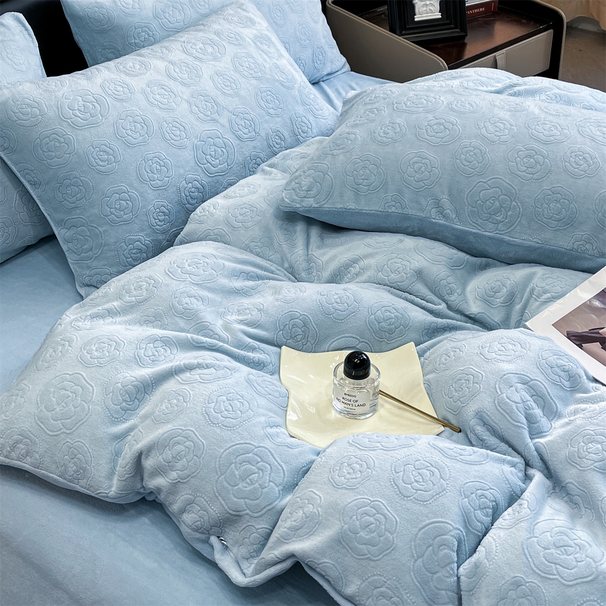 91家纺网 家纺一手货源 找家纺 星座家纺 2025新款牛奶绒雕花四件套 山茶花-蓝