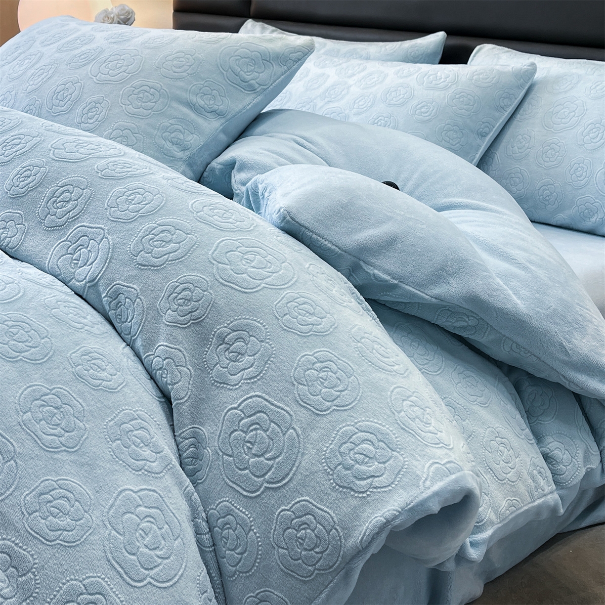 91家纺网 家纺一手货源 找家纺 星座家纺 2025新款牛奶绒雕花四件套 山茶花-蓝