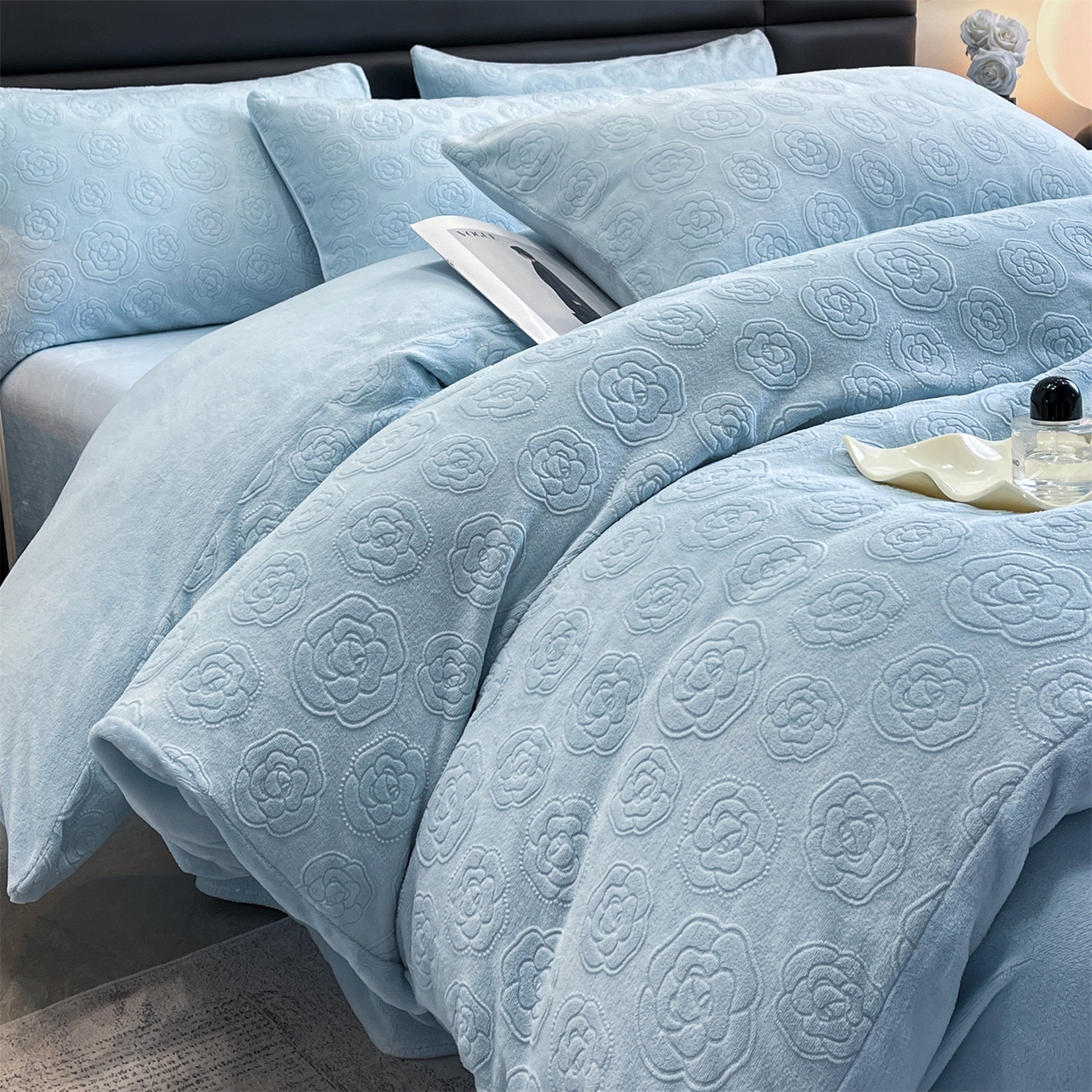 91家纺网 家纺一手货源 找家纺 星座家纺 2025新款牛奶绒雕花四件套 山茶花-蓝