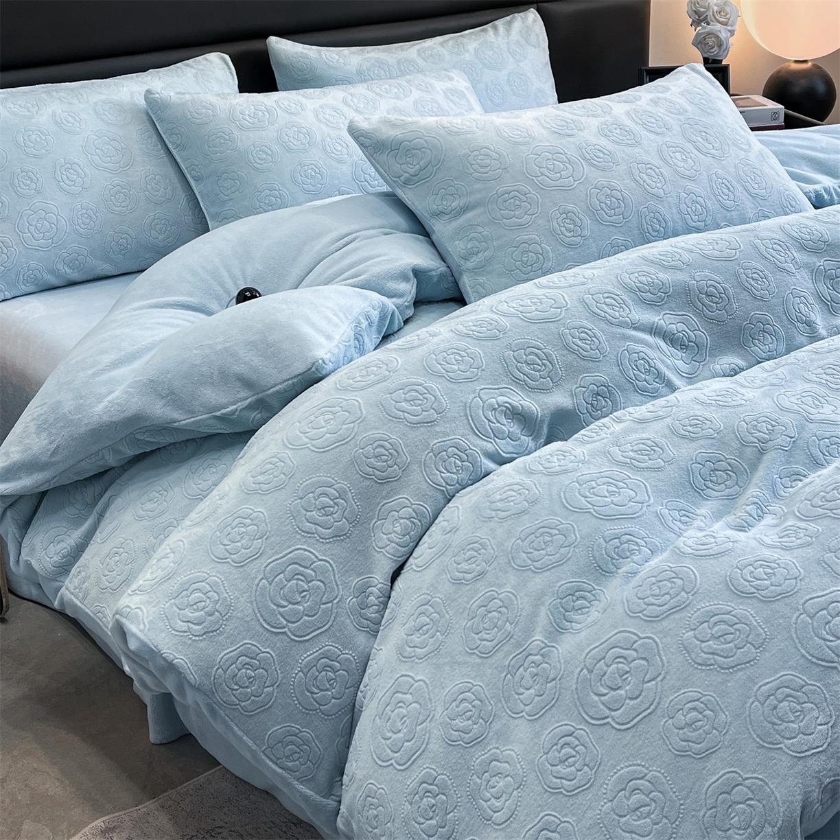 91家纺网 家纺一手货源 找家纺 星座家纺 2025新款牛奶绒雕花四件套 山茶花-蓝