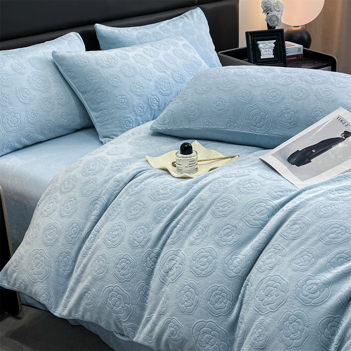 91家纺网 家纺一手货源 找家纺 星座家纺 2025新款牛奶绒雕花四件套 山茶花-蓝