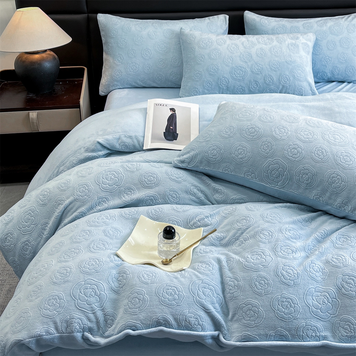 91家纺网 家纺一手货源 找家纺 星座家纺 2025新款牛奶绒雕花四件套 山茶花-蓝