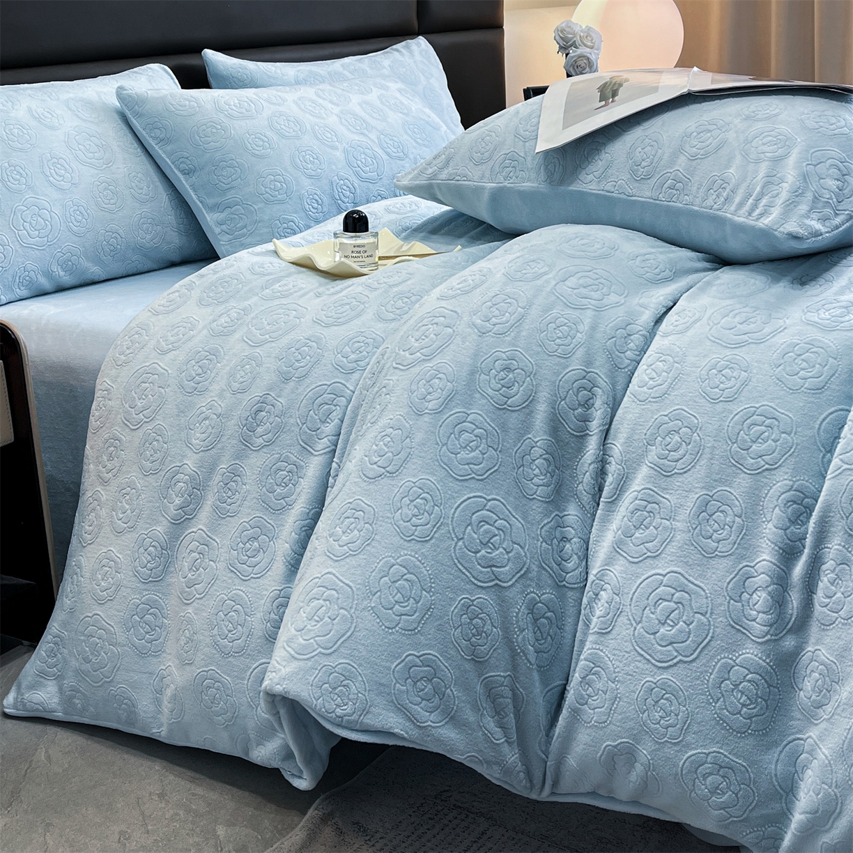 91家纺网 家纺一手货源 找家纺 星座家纺 2025新款牛奶绒雕花四件套 山茶花-蓝