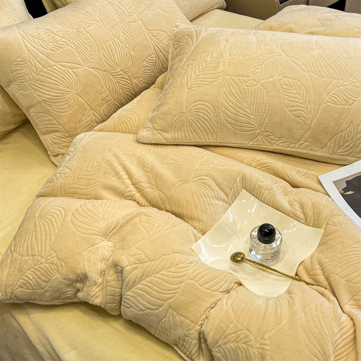 91家纺网 家纺一手货源 找家纺 星座家纺 2025新款牛奶绒雕花四件套 叶语-黄