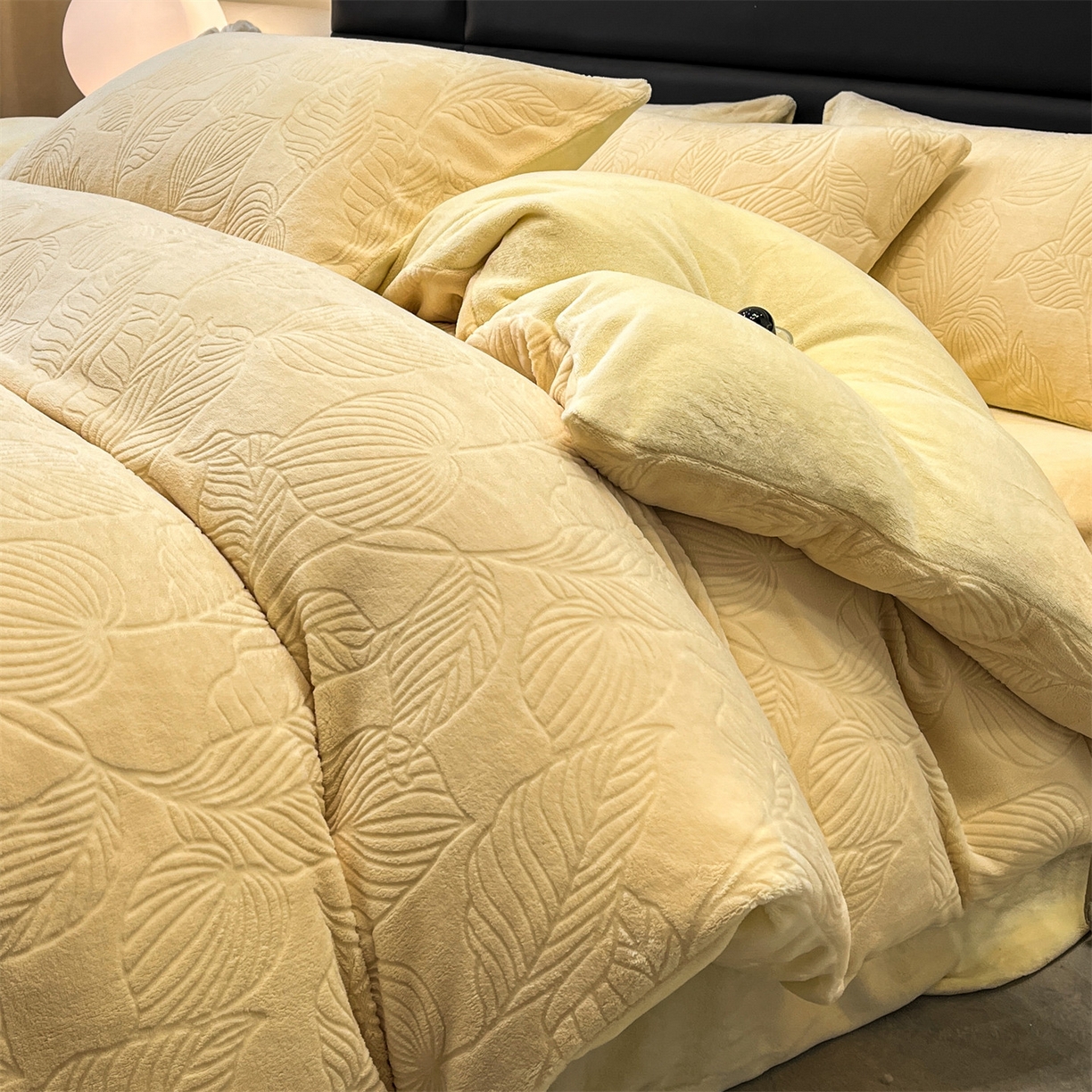 91家纺网 家纺一手货源 找家纺 星座家纺 2025新款牛奶绒雕花四件套 叶语-黄