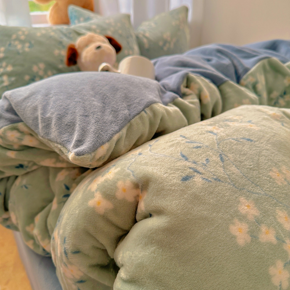 91家纺网 家纺一手货源 找家纺 小叮当家纺仓储工厂店 买家秀 爆款花型2025新款200克牛奶绒小清新卡通复古风四件套 若影华梦