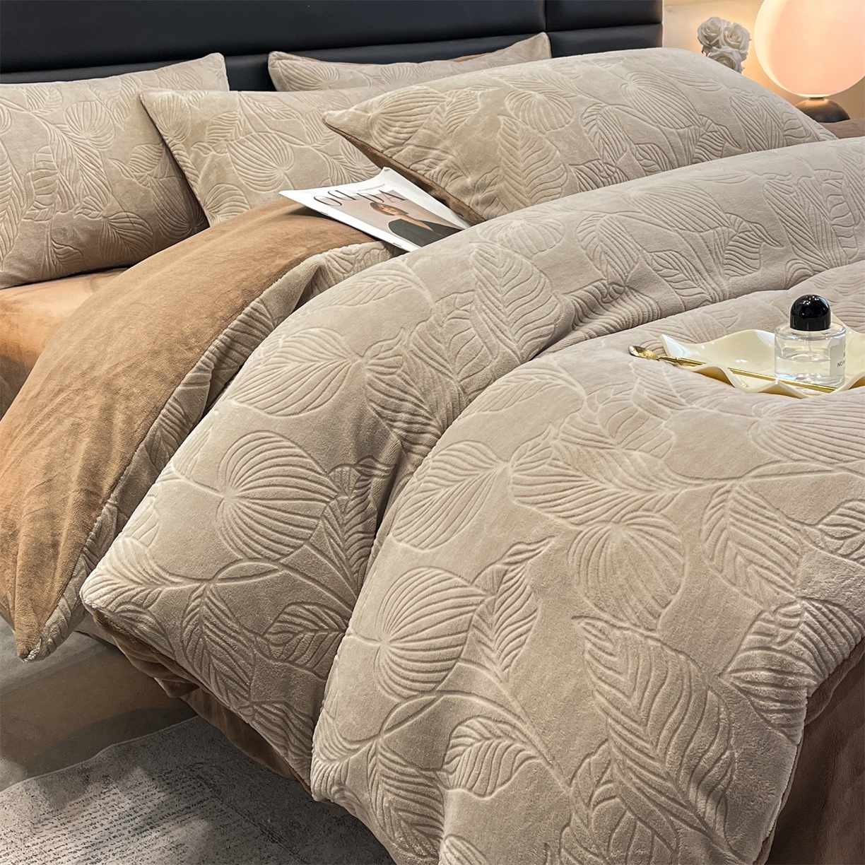 91家纺网 家纺一手货源 找家纺 星座家纺 2025新款牛奶绒雕花四件套 叶语-咖