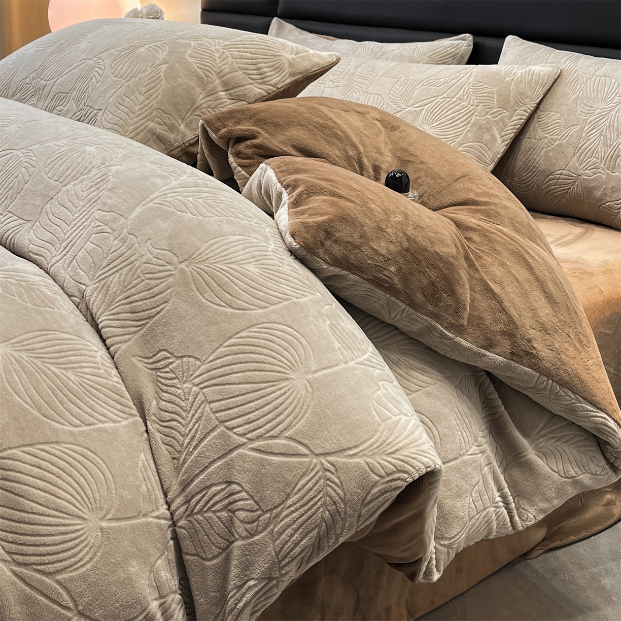 91家纺网 家纺一手货源 找家纺 星座家纺 2025新款牛奶绒雕花四件套 叶语-咖