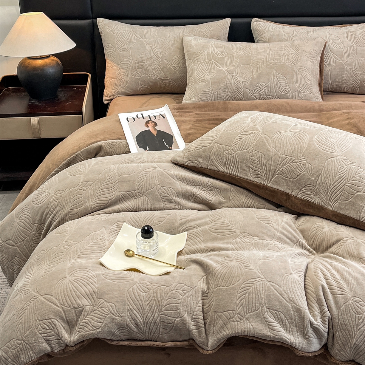 91家纺网 家纺一手货源 找家纺 星座家纺 2025新款牛奶绒雕花四件套 叶语-咖