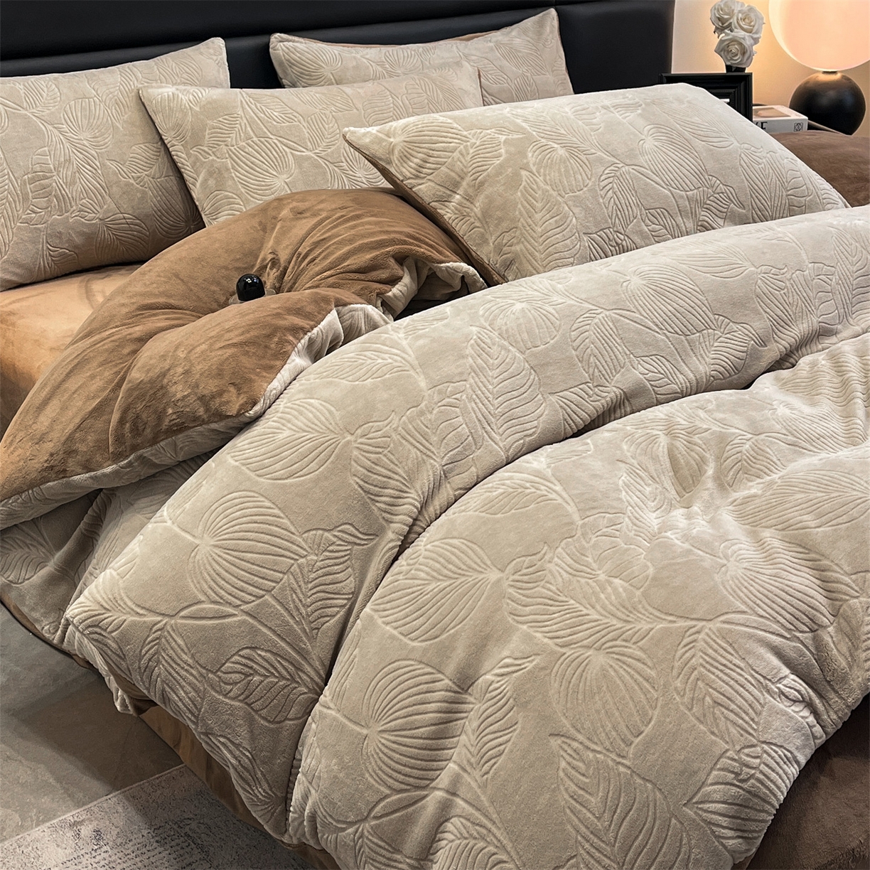 91家纺网 家纺一手货源 找家纺 星座家纺 2025新款牛奶绒雕花四件套 叶语-咖