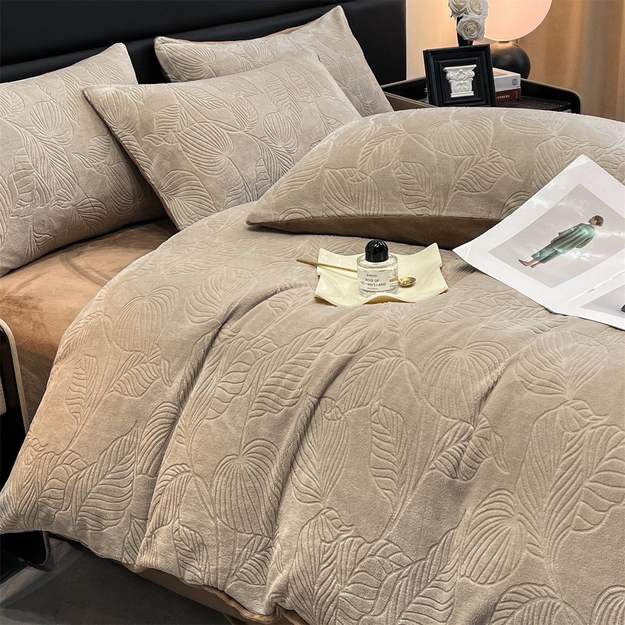 91家纺网 家纺一手货源 找家纺 星座家纺 2025新款牛奶绒雕花四件套 叶语-咖