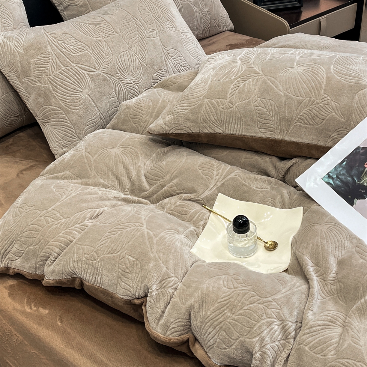 91家纺网 家纺一手货源 找家纺 星座家纺 2025新款牛奶绒雕花四件套 叶语-咖