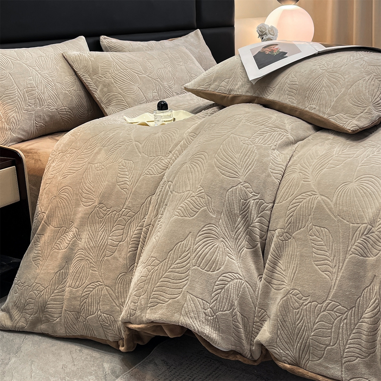 91家纺网 家纺一手货源 找家纺 星座家纺 2025新款牛奶绒雕花四件套 叶语-咖