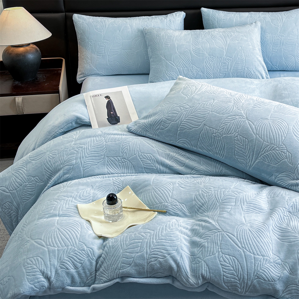 91家纺网 家纺一手货源 找家纺 星座家纺 2025新款牛奶绒雕花四件套 叶语-蓝