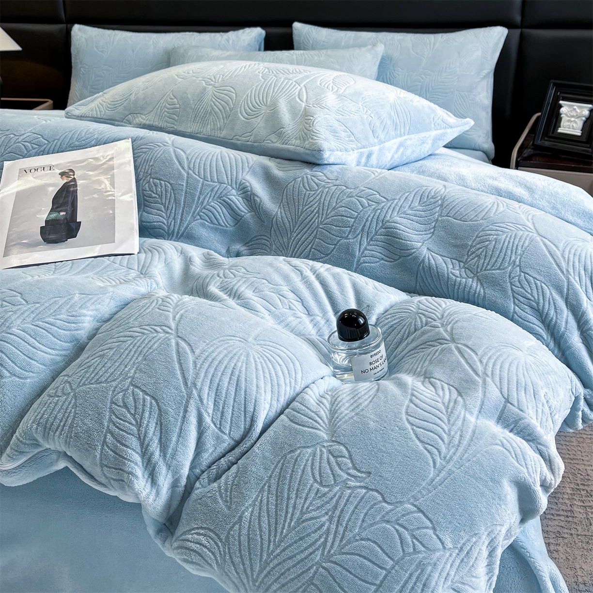 91家纺网 家纺一手货源 找家纺 星座家纺 2025新款牛奶绒雕花四件套 叶语-蓝